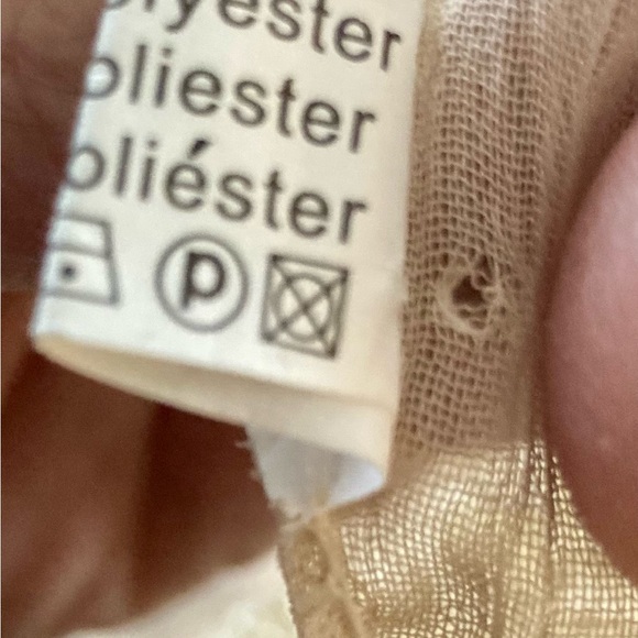 Elegant Cream Lace Shawl - Picture 4 of 4